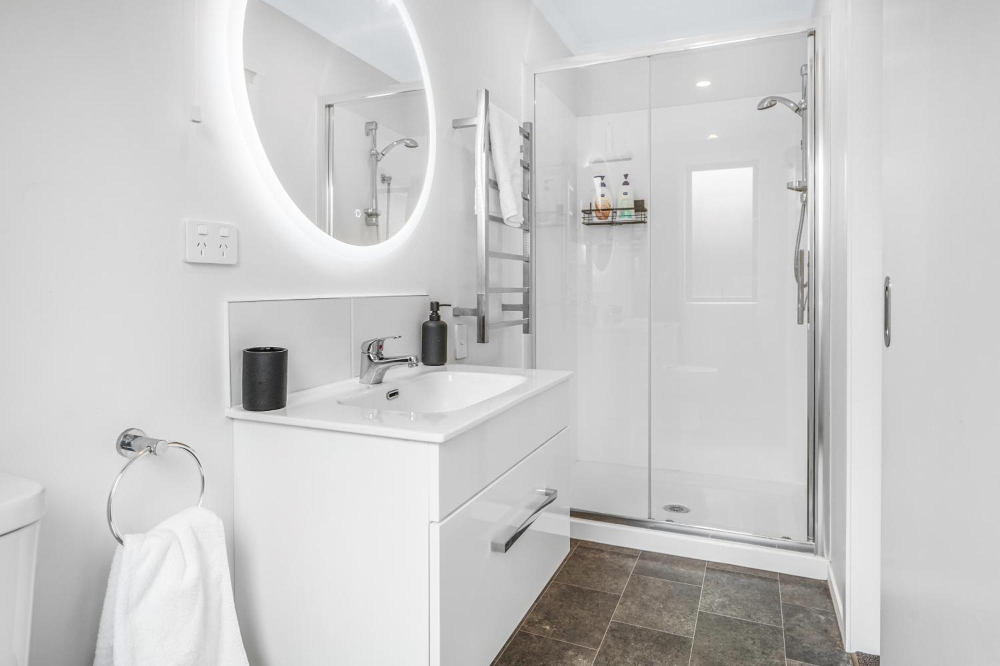 Modern Retreat With King Bed - By Kosh Bnb Χάμιλτον Εξωτερικό φωτογραφία