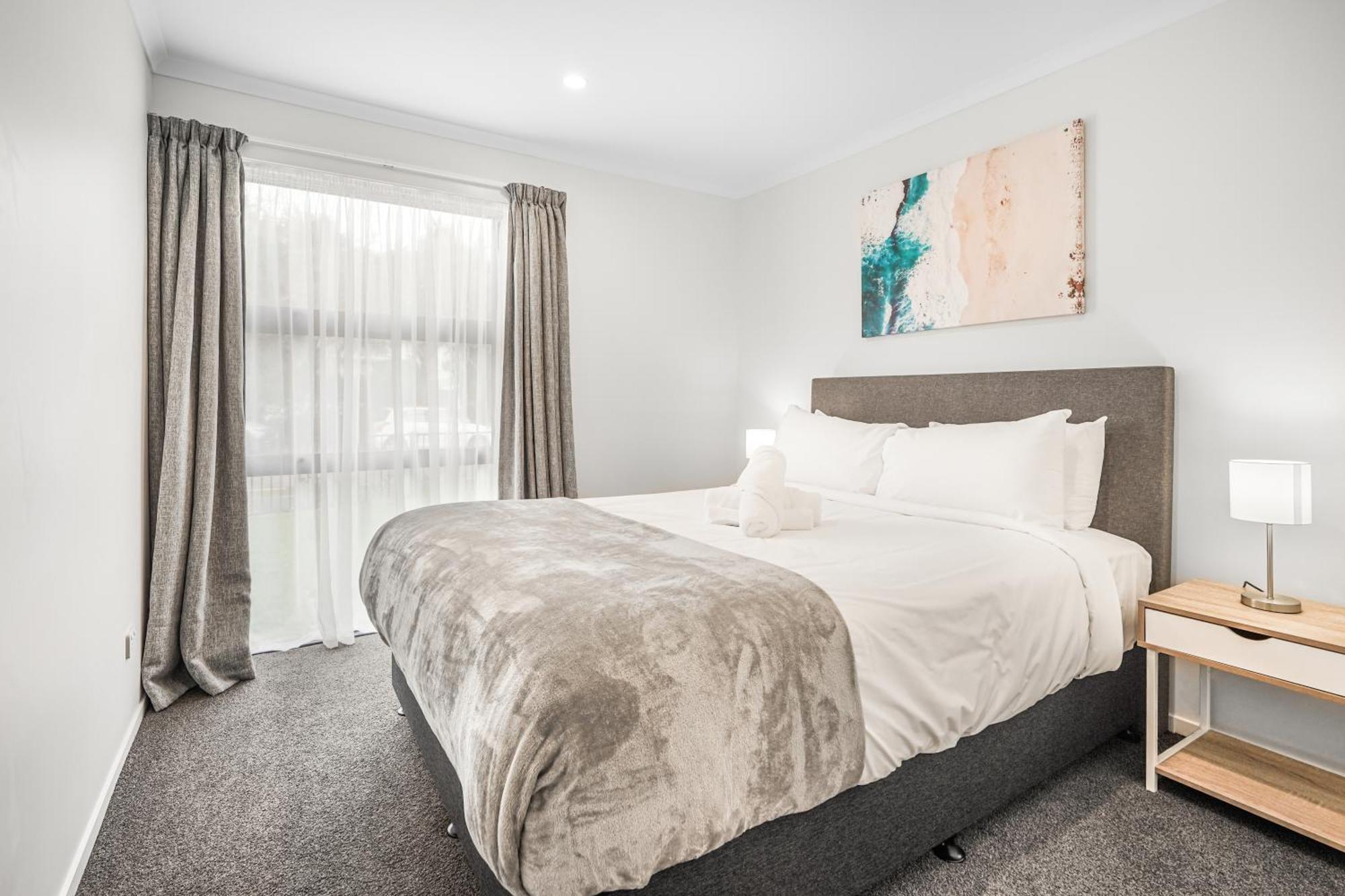 Modern Retreat With King Bed - By Kosh Bnb Χάμιλτον Εξωτερικό φωτογραφία